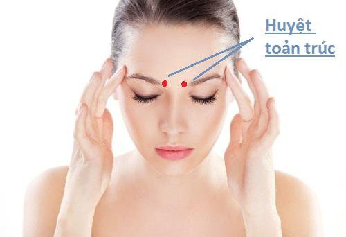 Day huyệt toản trúc giảm mỏi mắt